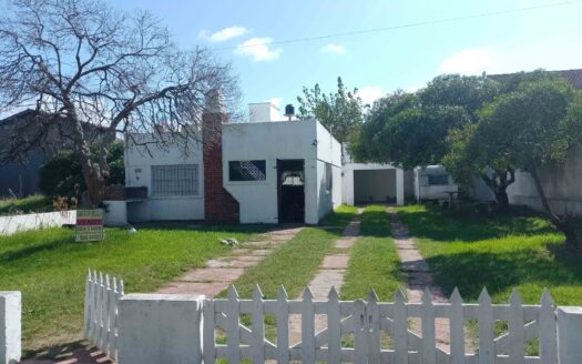 Casa con Departamento a metros del Mar.