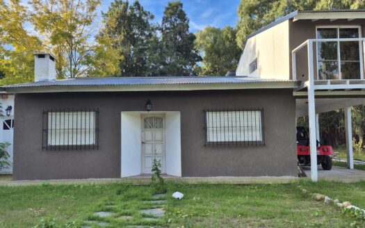 Casa en Los Claveles e/ Las Rosas y Las Dalias