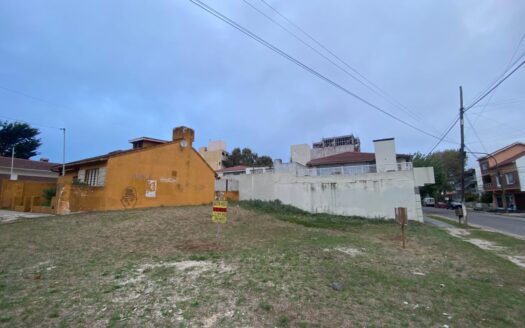 Lote en esquina a una cuadra de la playa en La Lucila del Mar